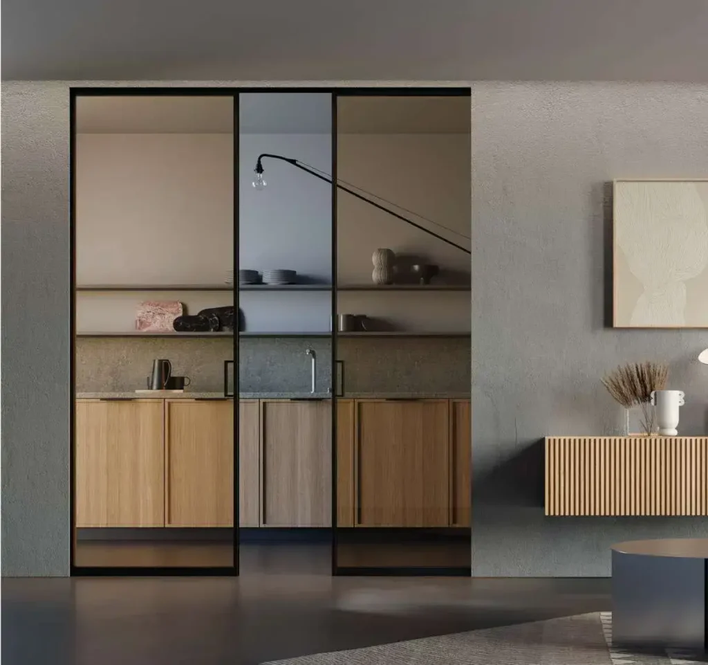 Porta scorrevole in vetro eclisse divide in modo elegante la cucina dalla sala