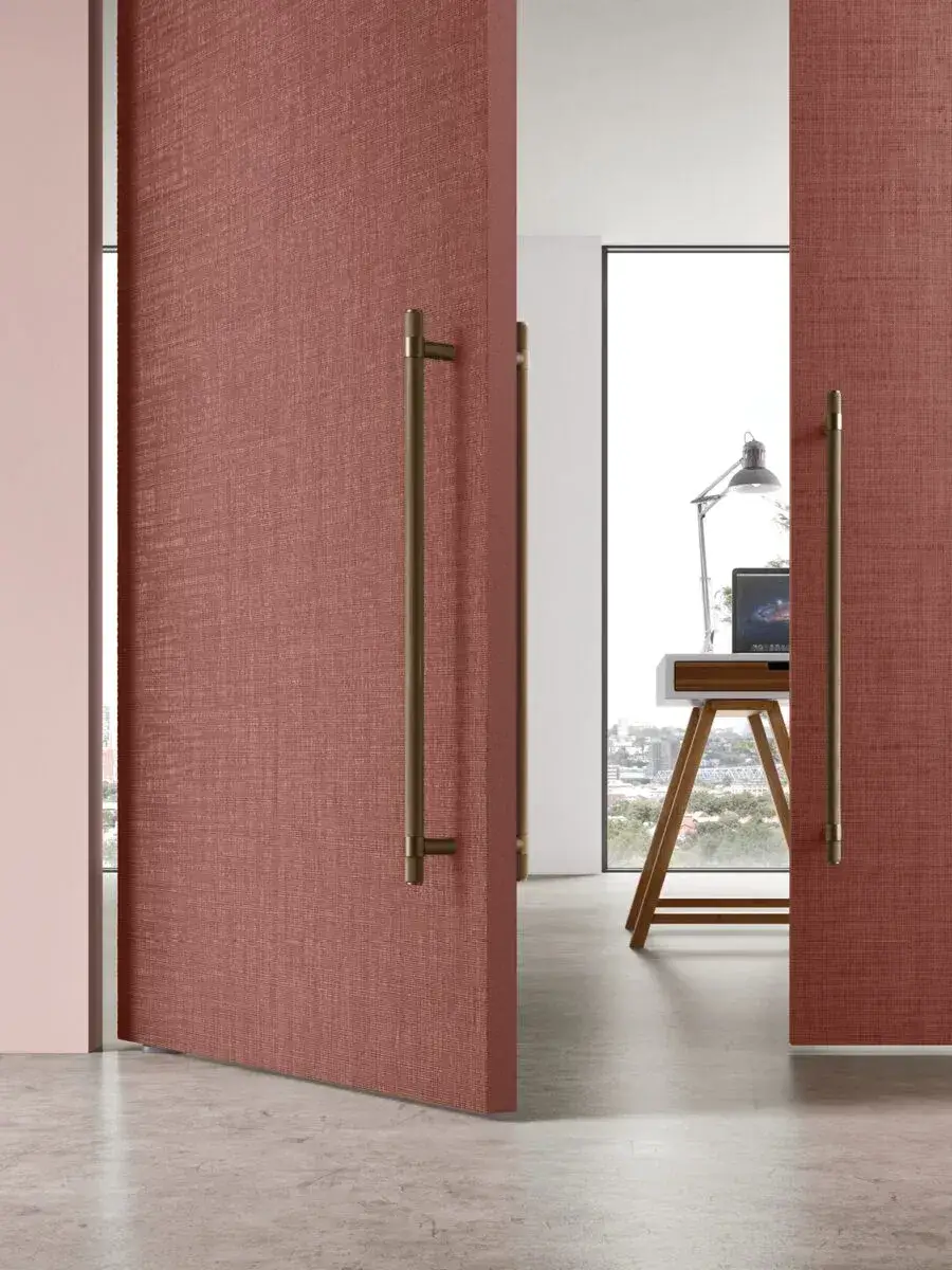 Porta battente Venus Design rossa con maniglia color oro