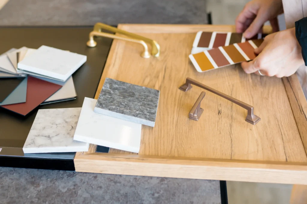 Selezione di materiali, colori e finiture per progettare una casa nel pieno rispetto del budget prefissato
