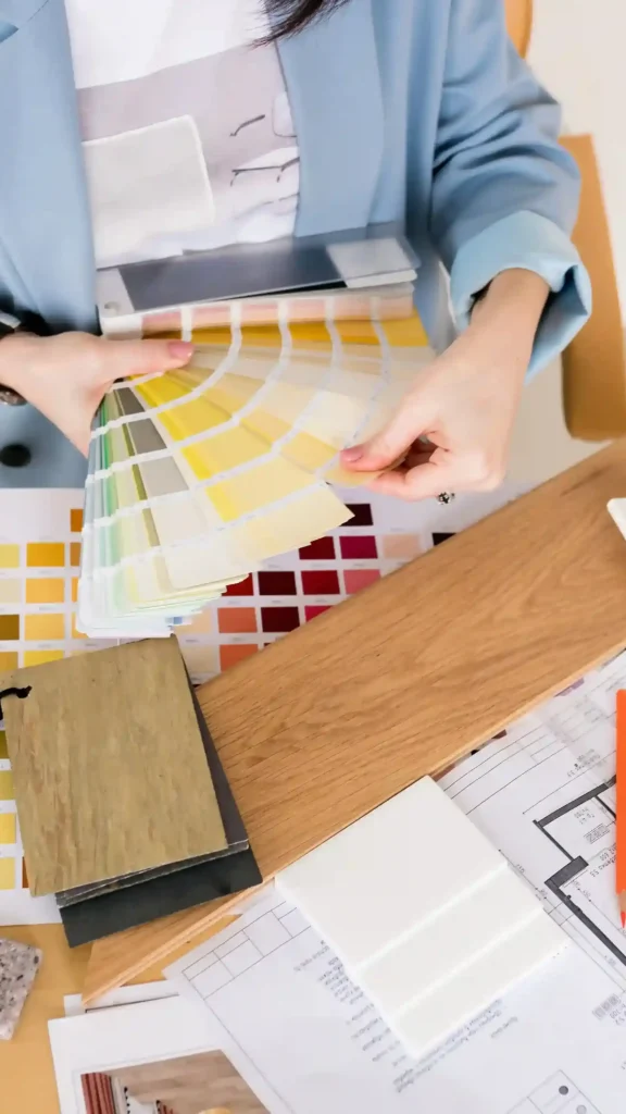Consulente alla vendita all'interno di un negozio di arredamento intenta nella presentazione di diverse soluzioni di colore