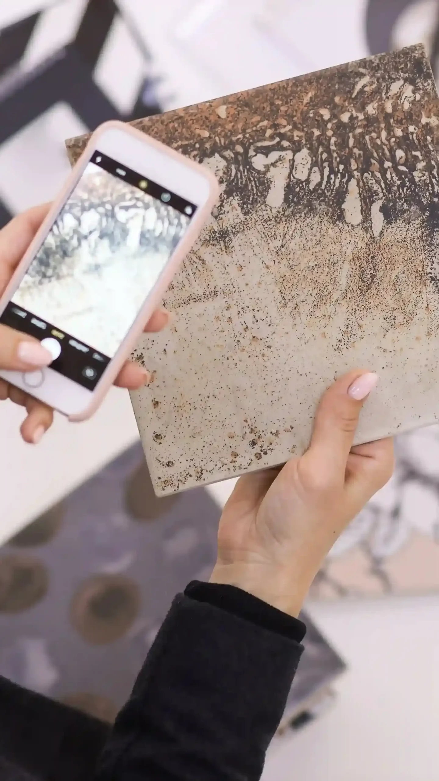 Addetta alle vendite in un negozio di arredamento fotografa un campione di materiale