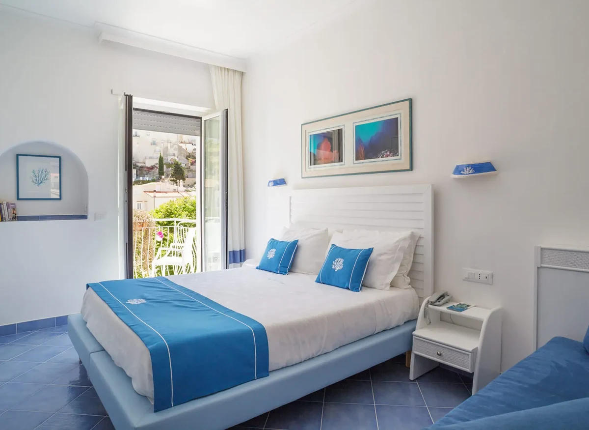 Camera di hotel con letto con dettagli azzurri