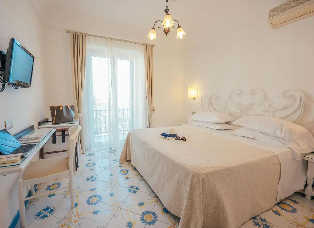 Camera hotel con pavimento con maioliche
