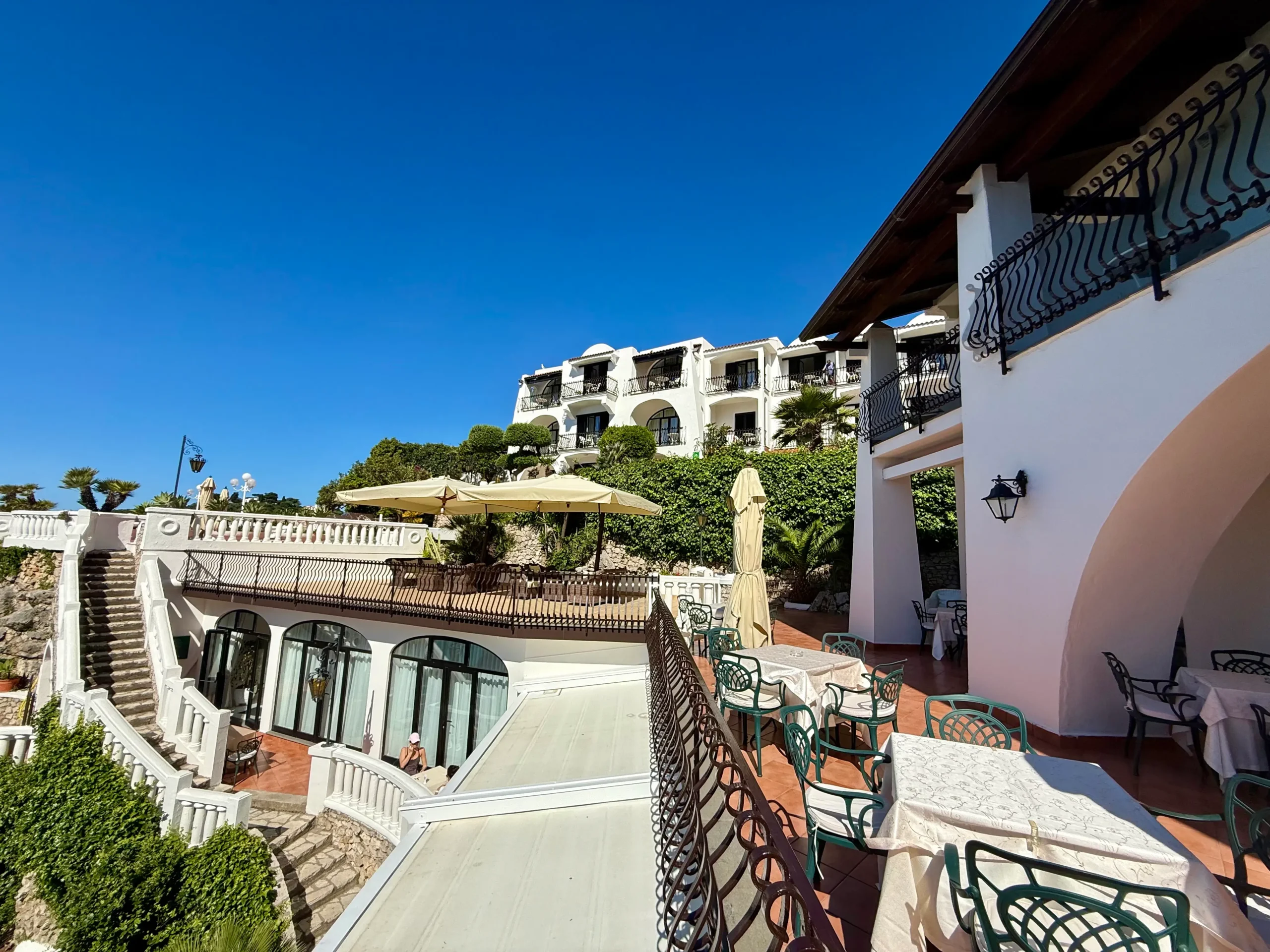 Esterno grand hotel con zona colazione