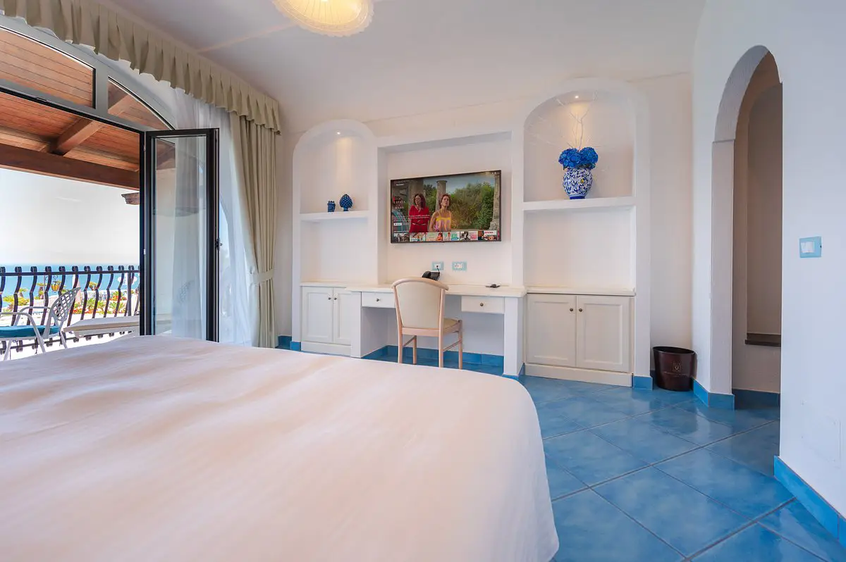 Camera di hotel con pavimento con piastrelle azzurre
