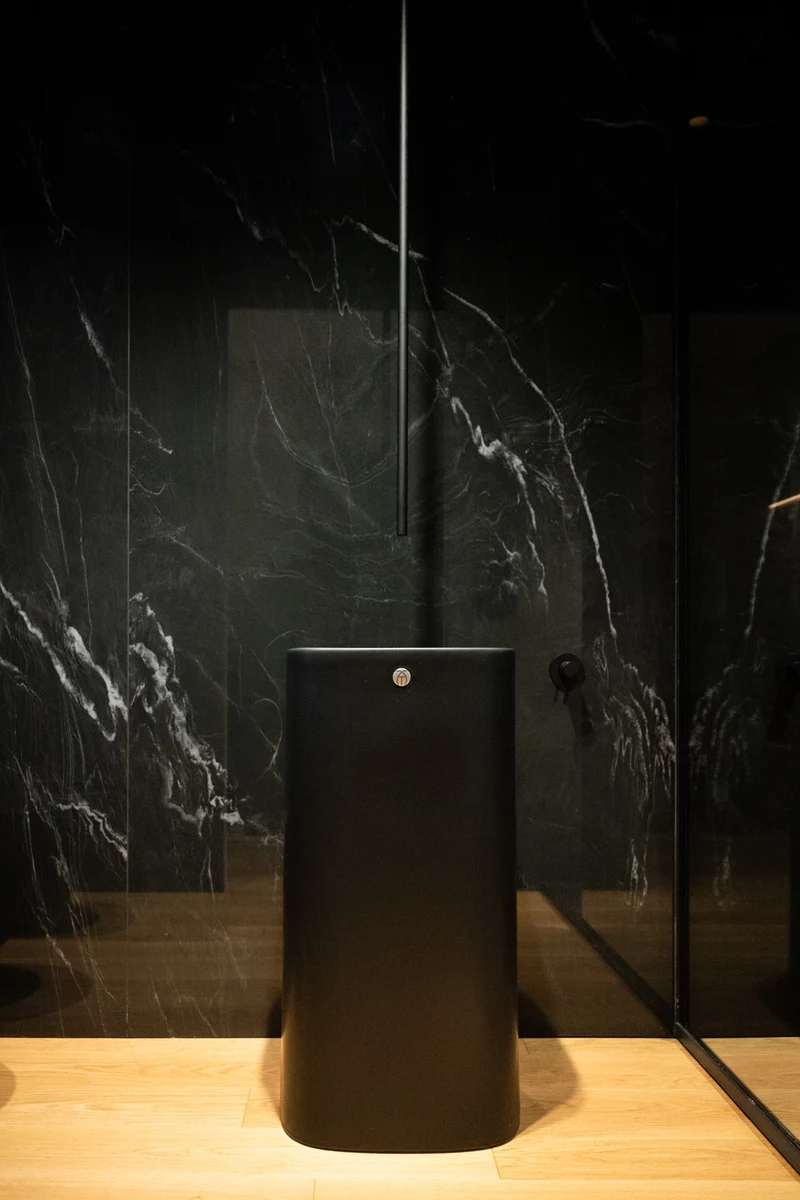 Lavandino moderno nero con parquet