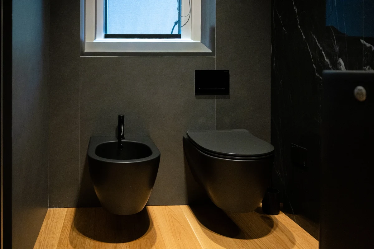 Sanitari neri e parquet