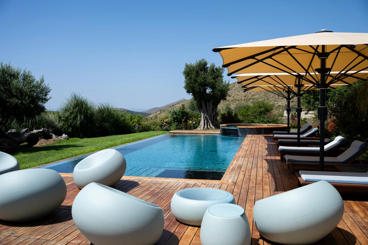 Piscina a sfioro con pavimento in legno