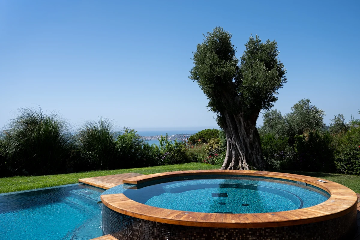 Piscina con zona sauna