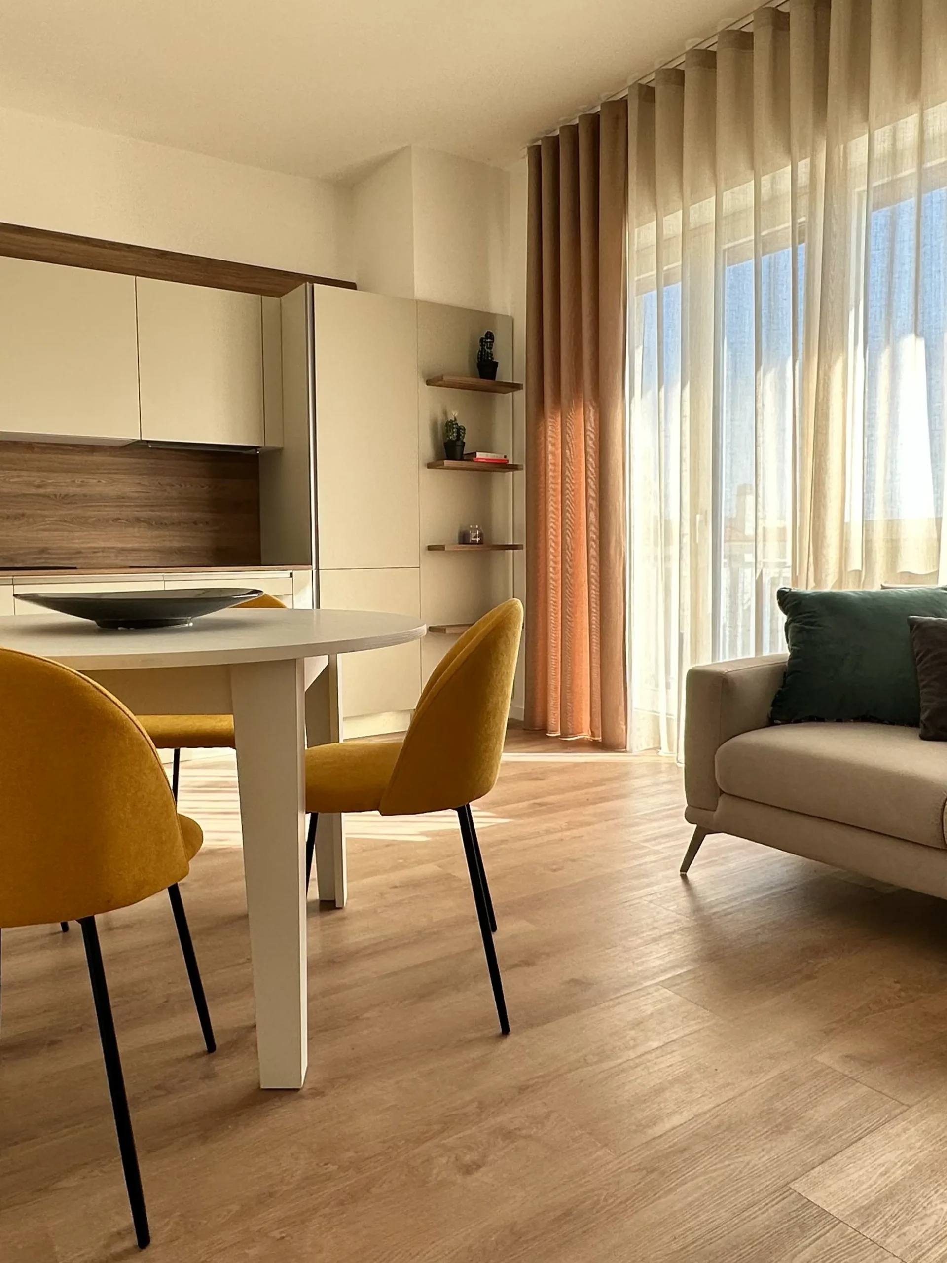 Cucina moderna con parquet e poltroncine gialle