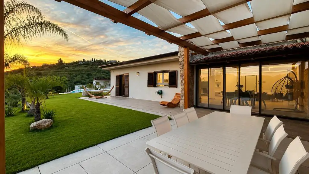 Giardino di una villa con zona living e zona pranzo