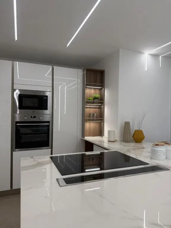 Cucina Forma Cucine con Piano cottura in marmo bianco con ante bianche lucide