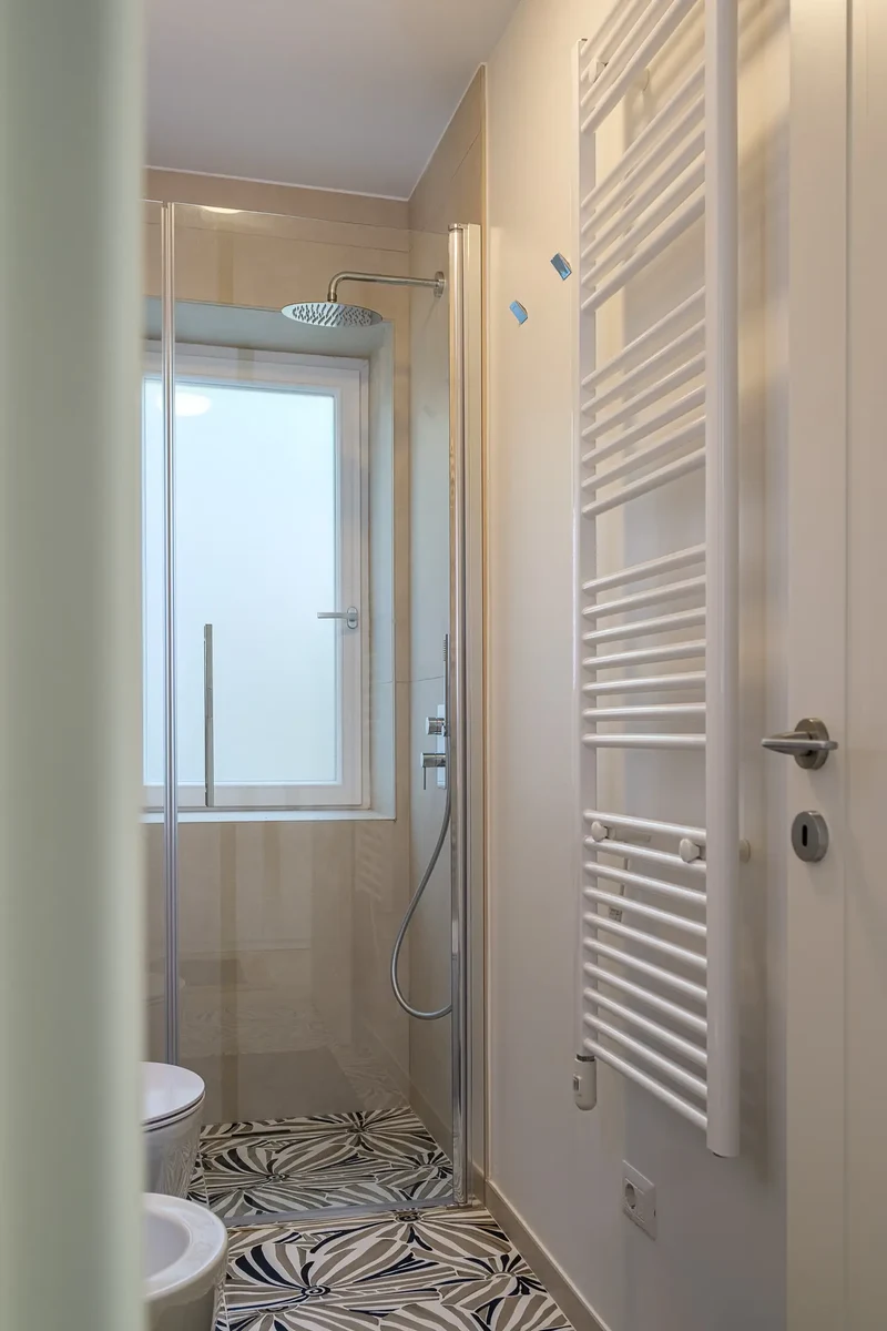 Pavimento con piastrelle decorate e termoarredo bianco