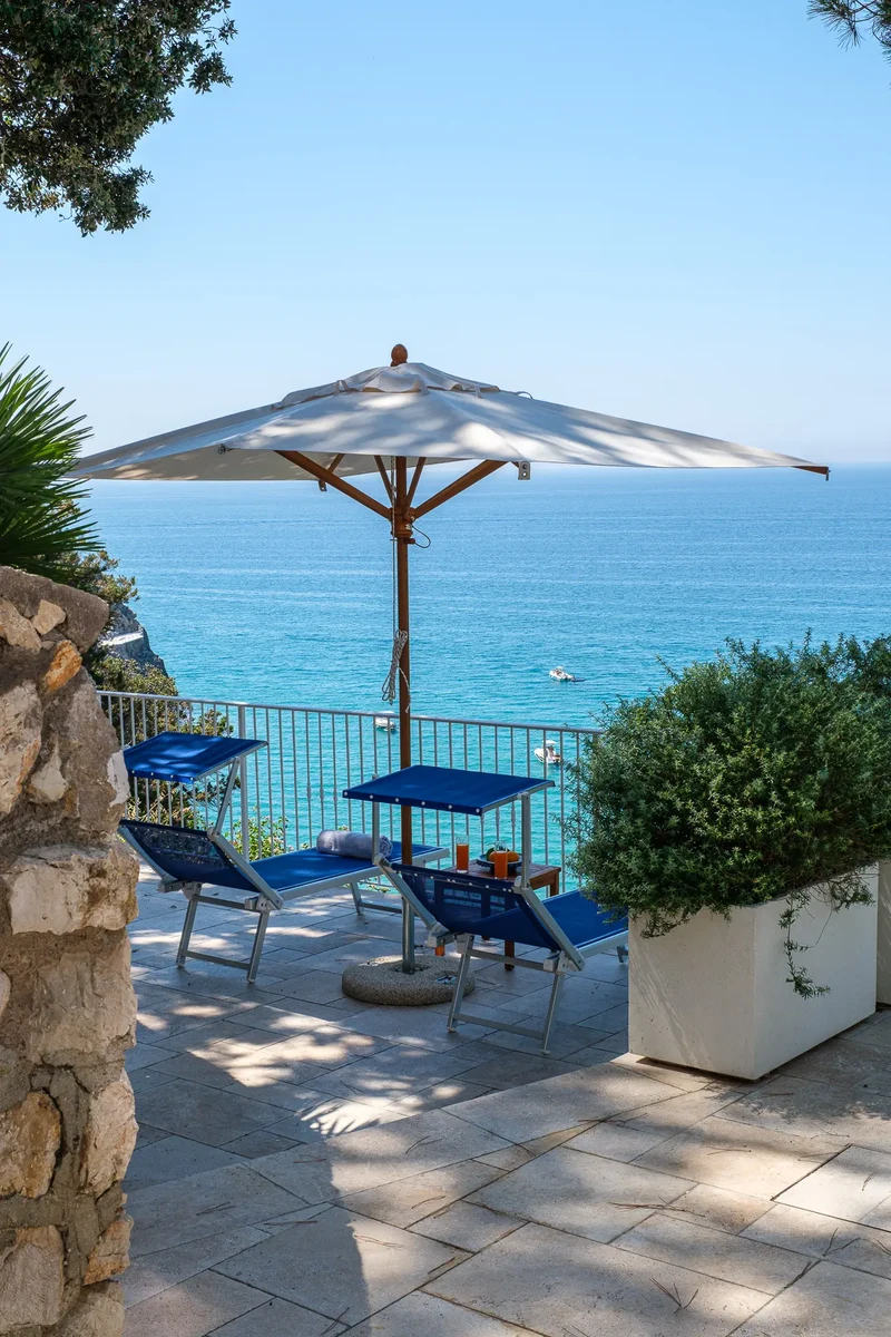 Esterno casa residenziale a Gaeta con vista sul mare, ombrellone e lettini