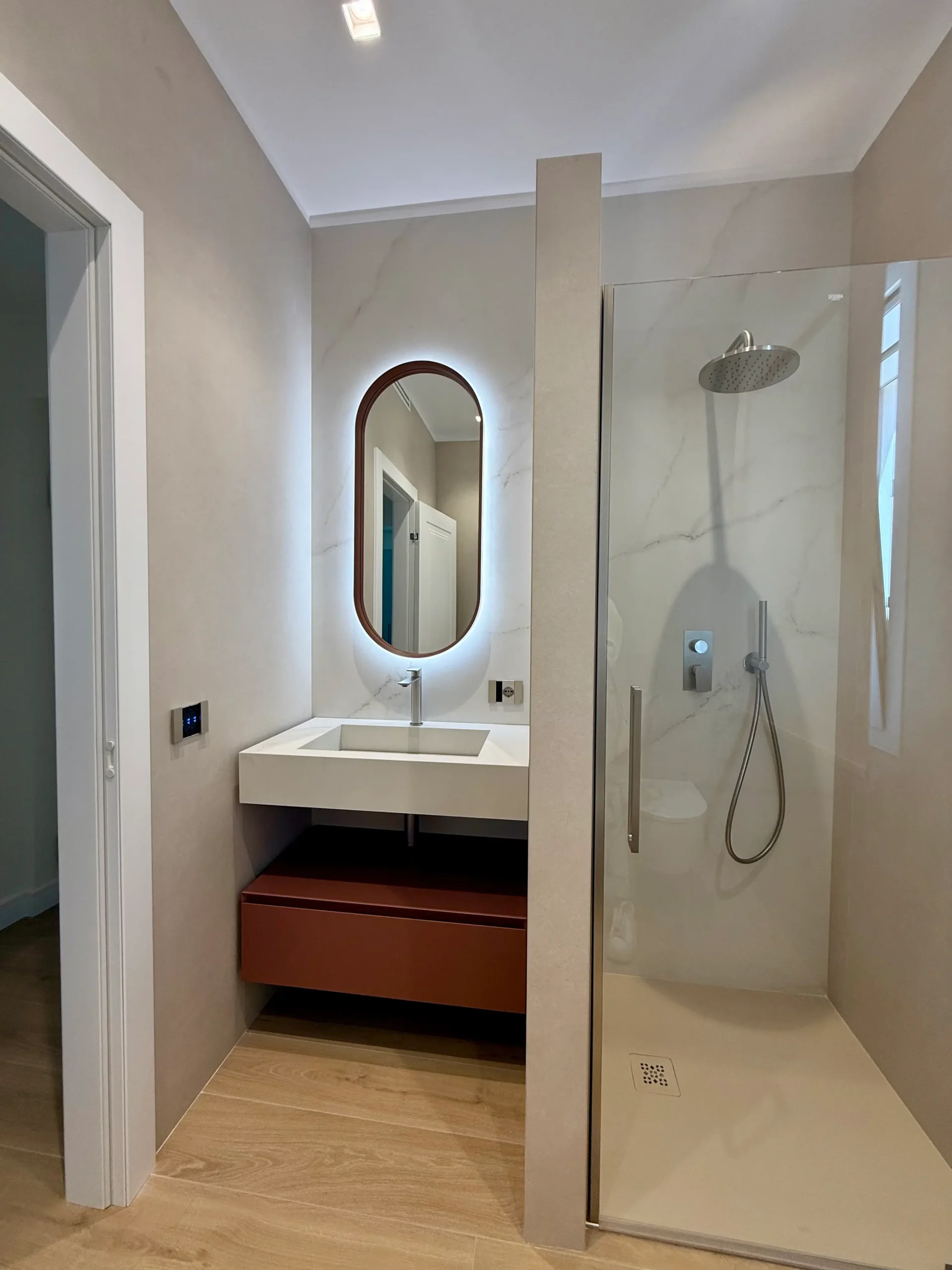 Bagno con lavello e mobile sospeso e doccia incassata
