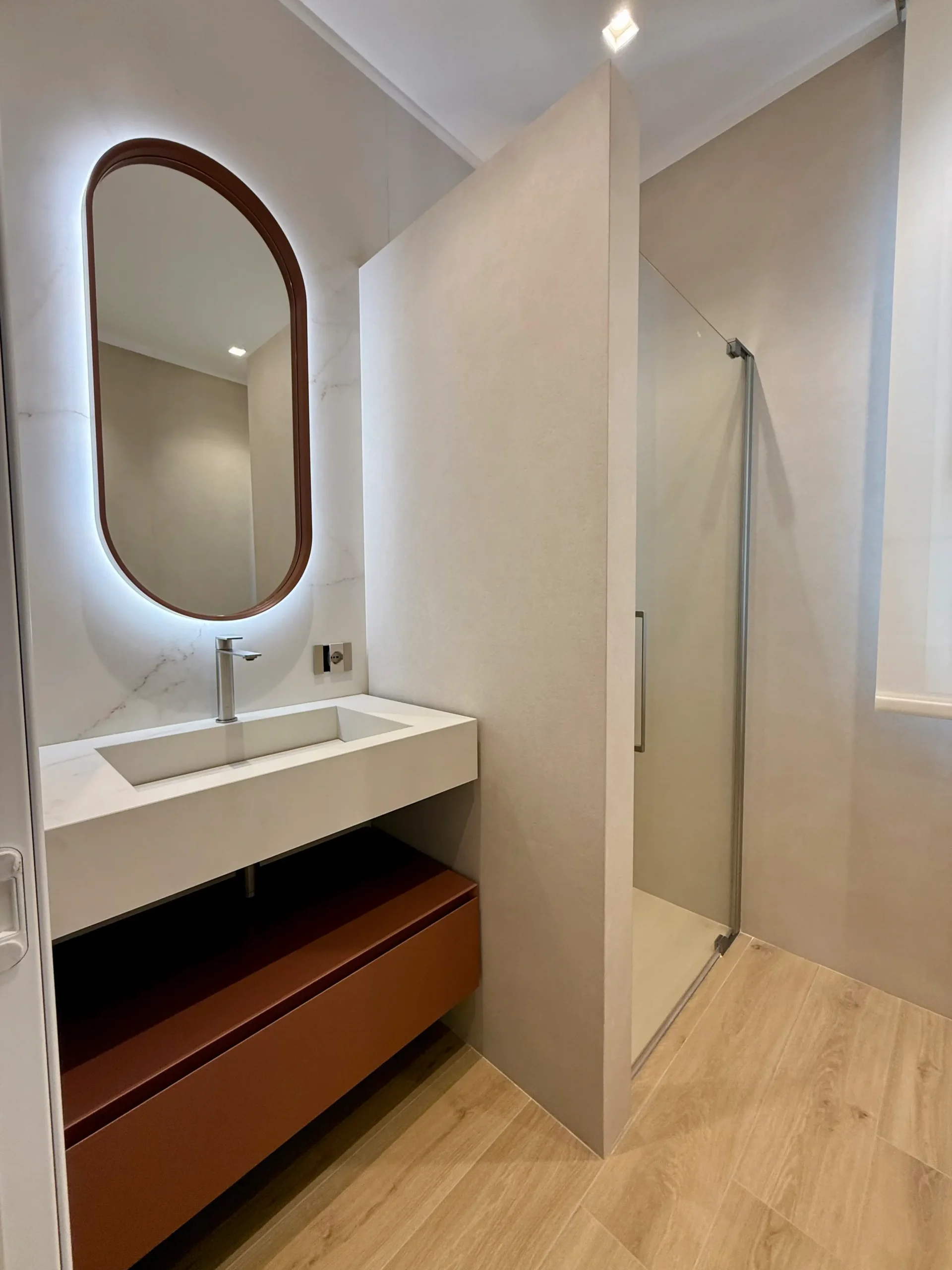 Bagno con lavello sospeso e specchio ovale