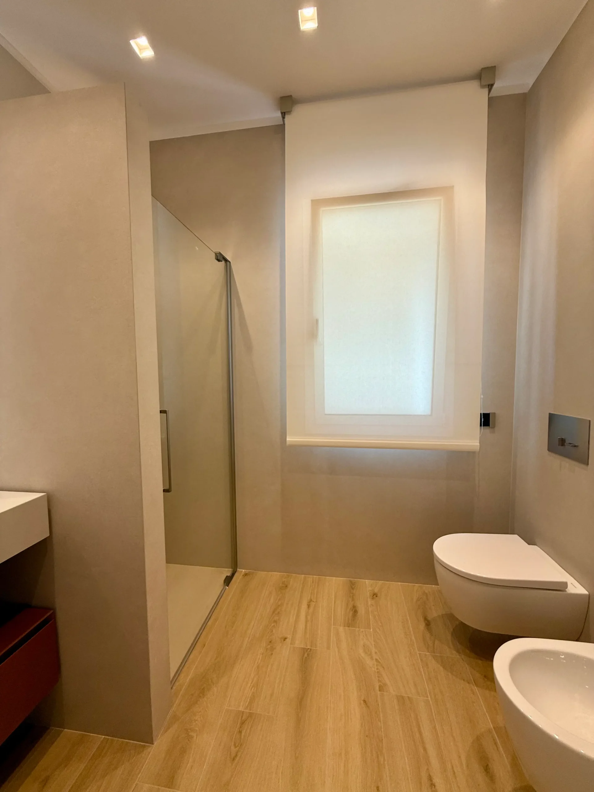 Bagno con pavimento con parquet