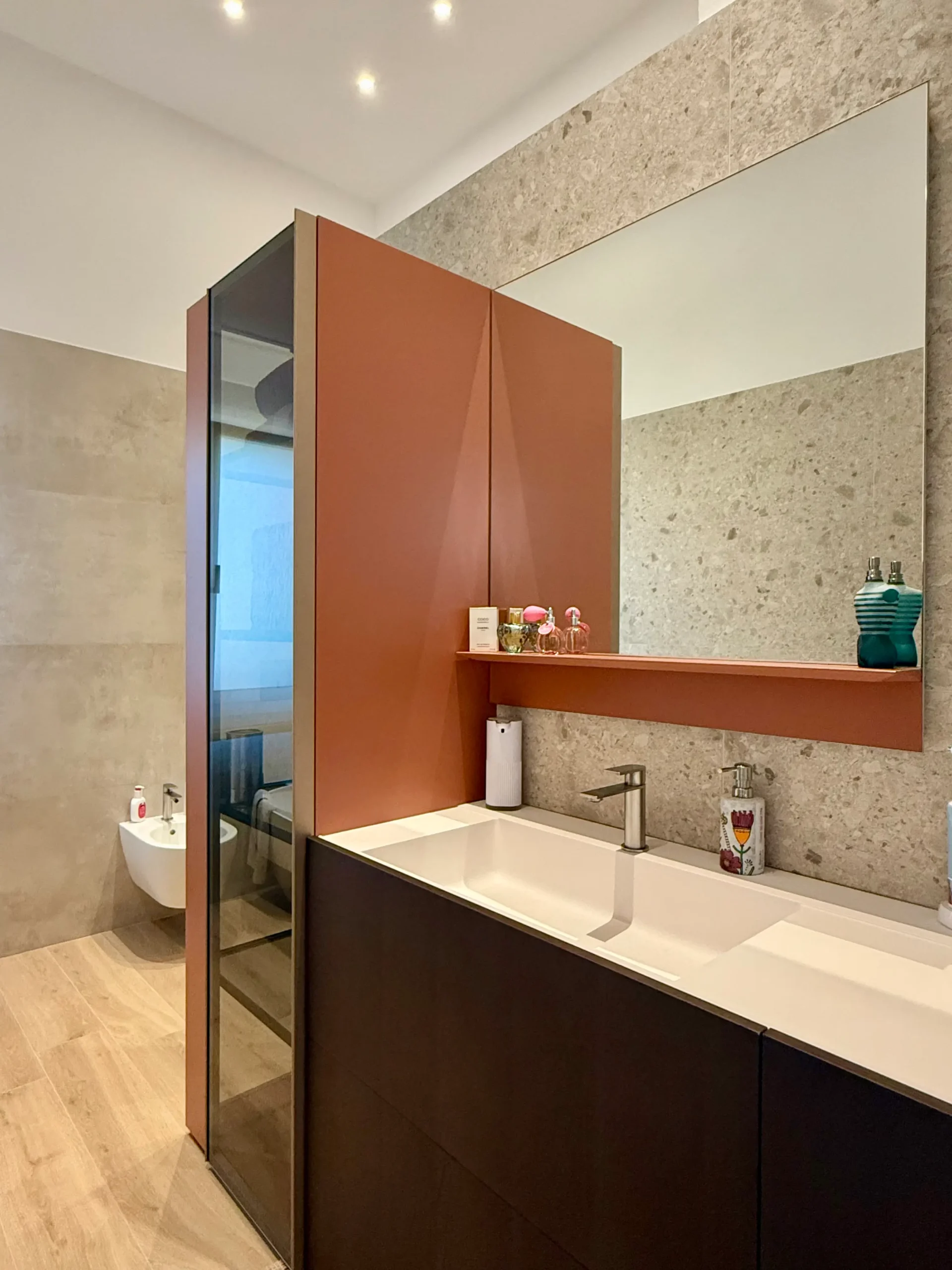 Bagno con mobile marrone