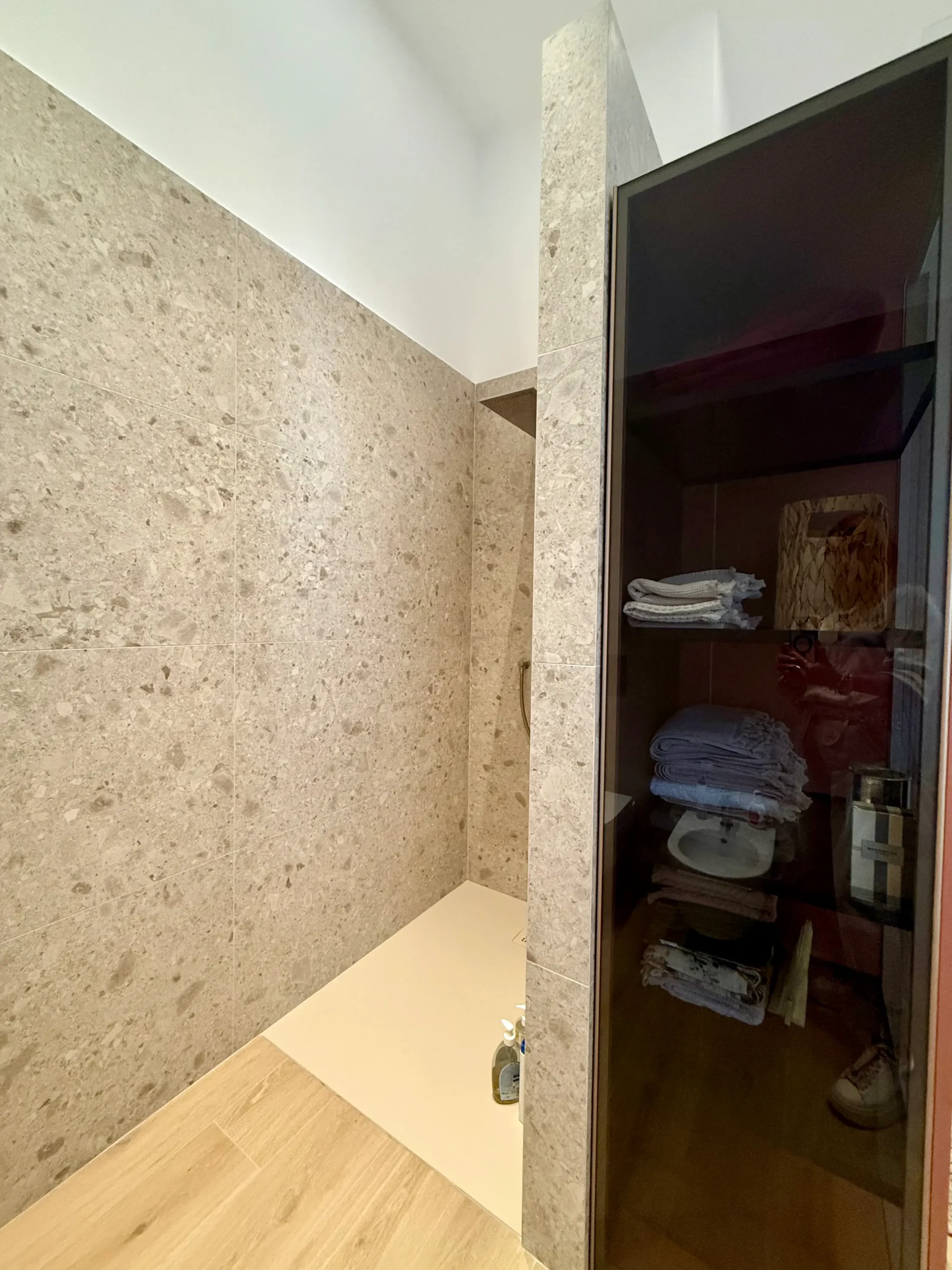 Bagno con doccia walk in e mobile