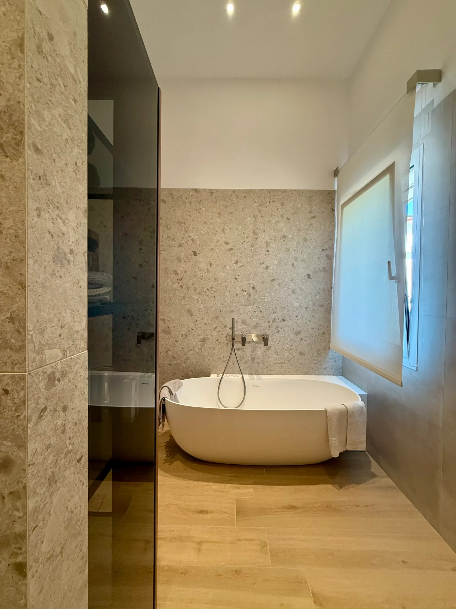Bagno con pavimento con parquet e vasca
