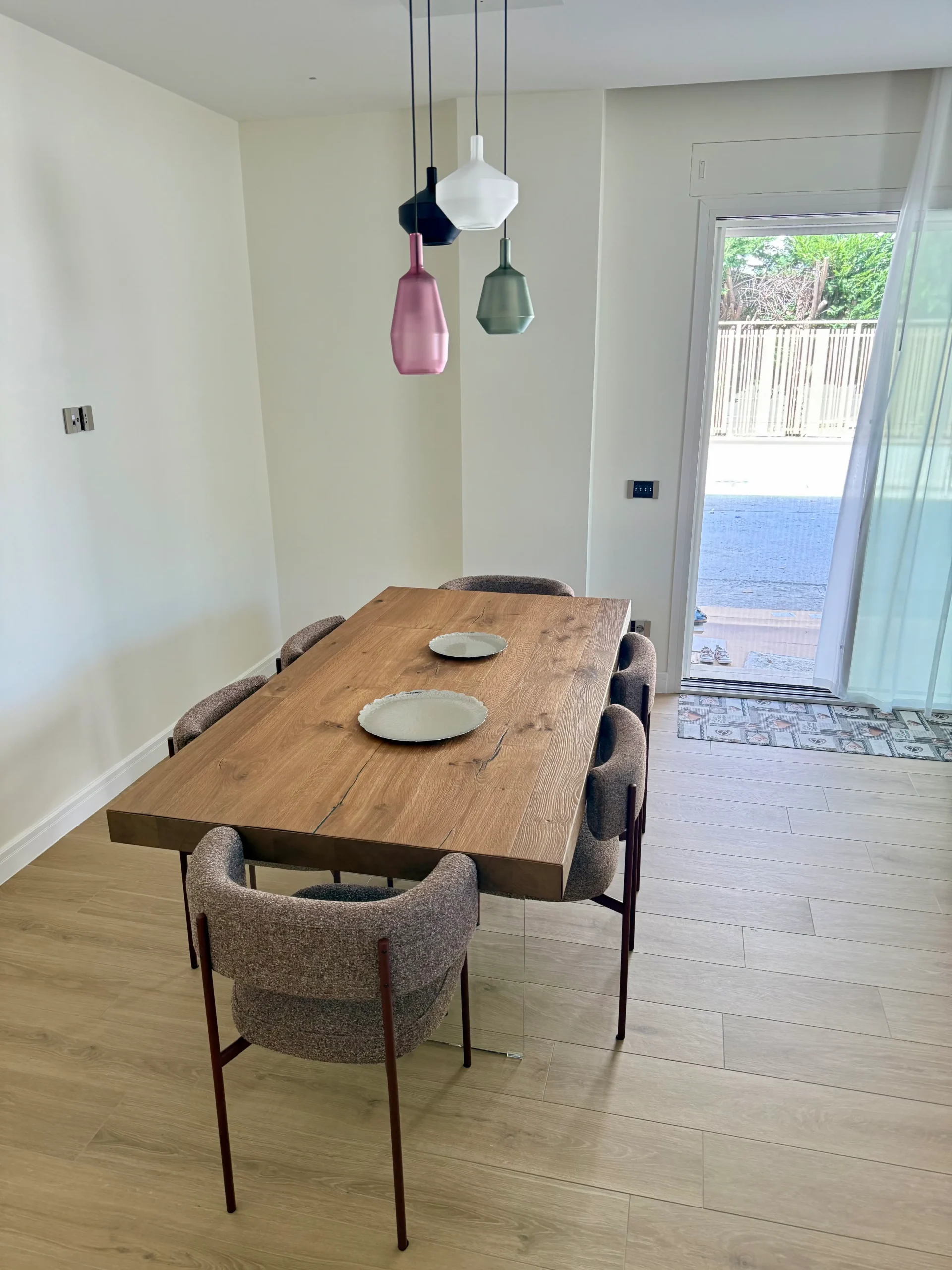 Sala da pranzo con tavolo in legno