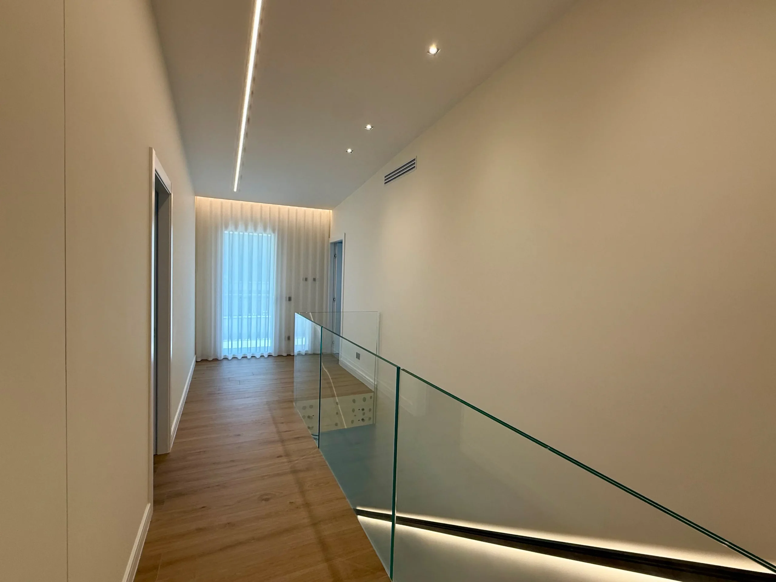Corridoio con pavimento in parquet