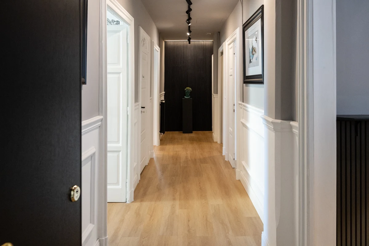 Corridoio di design di uno studio professionale con pavimento in parquet