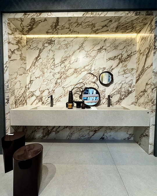 Bagno con rivestimento effetto marmo presente alla fiera Cersaie