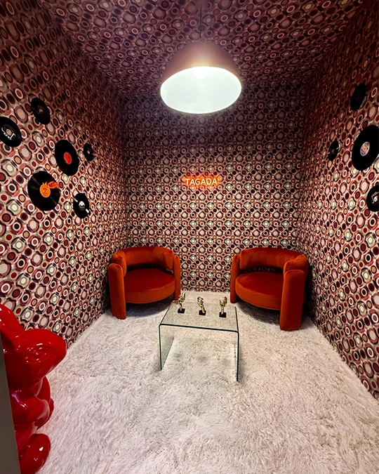 Poltroncine rosse presenti alla fiera Cersaie
